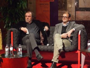 Reisejournalist Frido Hütter (links im Bild) sowie Robert Kropf (Insiderei.com) lauschen angeregt der Diskussion ...