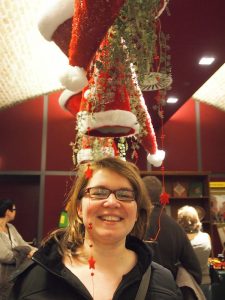 Janett genießt ihren Besuch am Weihnachtsmarkt im Brunnensaal des Stiftes sichtlich ...!