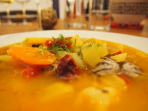 Unsere gelungene Fisch-Gemüsesuppe: Das reinste Gedicht und mehr als nur eine Vorspeise. Hier werde ich nahezu schon satt - auweia, angesichts der folgenden Käsespätzle!