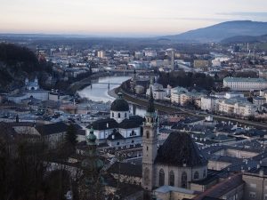 Die Stadt Salzburg liegt uns von hier aus zauberhaft zu Füßen.