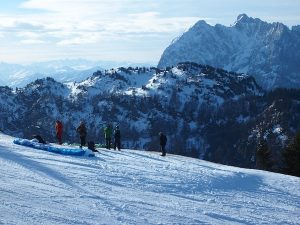... mit Blick auf diese Berglandschaft rund um "Wilden & Zahmen Kaiser" im Skigebiet Kaiserwinkl in Tirol.
