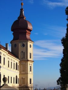 Gleich zu Beginn führt uns der Weg quasi gegenüber meiner Wohnung in Krems: Blick auf das imposante Stift Göttweig am Tor zur Wachau Welterbelandschaft.
