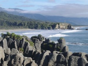 Neuseeland, das Land aus dem Träume gewebt sind: Beim Anblick der Bilder meiner Weltreise im Jahr 2011 gerate ich regelmäßig ins Schwärmen - hier zu sehen die Pancake Rocks an Neuseelands wilder West Coast.