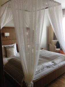 Gemütlich: Die komfortablen Zimmer mit diesem schönen Himmelbett laden zum Chillen und Relaxen ein ...