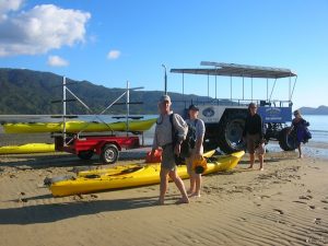 Auf geht's zum Kayakausflug: Wir haben ein Package "morgens an der Küste kayaken, nachmittags über den Küstenwanderweg retour" gebucht. Eine super Kombination, die ich Euch für einen Tagesbesuch des Nationalpark wirklich empfehlen kann.
