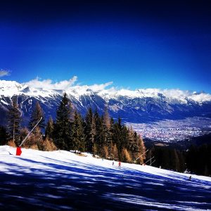 Beim Schifahren selbst lockt der weite Blick von der Muttereralm hinein ins Inntal und über die Stadt Innsbruck.
