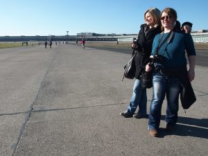 Monique und Janett schwelgen in der warmen Frühlingssonne auf dem Tempelhofer Feld ...