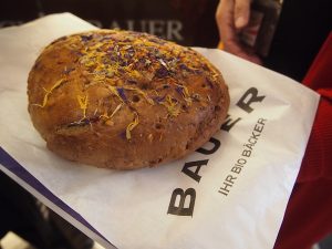 In der Bio-Bäckerei Bauer werden wir fündig: Außergewöhnliches Brot, frisch gebacken, und wie das duftet !!
