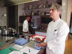 Richard Brunnauer ist ein ruhiger und sehr ordentlicher Mensch / Koch, in seiner Küche ist alles picobello -zumindest bevor wir uns über sie hermachen. ;)