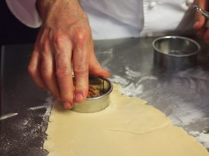 Mit einfachen Ausstech-Formen portionieren wir den Teig für die kleinen pikanten Krapfen ...