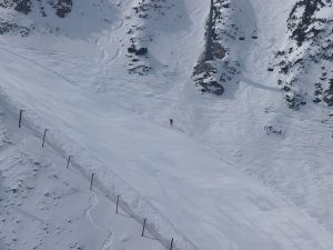 Traumhafte Pistenwelten am Hochkar: Ein einsamer Tourengeher kämpft sich den Berg hoch.