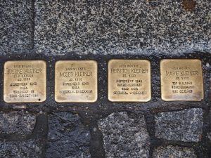 Ein Blick auf den Boden verrät: Dresden hat viel Geschichte, darunter auch Menschen die es wert sind erinnert zu werden. "Gedenksteine" mit dem Schicksal vertriebener oder ermordeter Dresdner finden sich überall in der (Alt)Stadt.