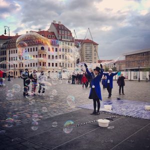 Auch so etwas, das "Ereignishorizonte" verschieben lässt: Eine Riesen-Seifenblasen-Darbietung mitten am Hauptplatz der Dresdner Frauenkirche begeistert Kinder & Erwachsene gleichermaßen.