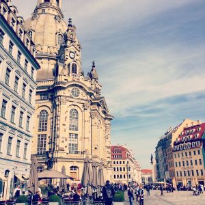 Ein Blick auf die Innenstadt Dresdens mit der berühmten Frauenkirche im Hintergrund. Wir nächtigen direkt im edlen QF Hotel direkt hier am Platz - ein Vorteil für zentrale Stadtbesichtigungen.