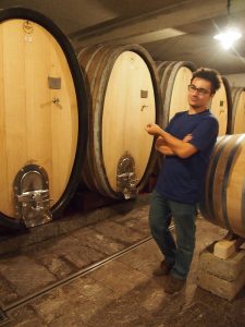 Lukas Polz geht mit uns durch die Kellerei und erklärt uns Wissenswertes rund um den Ablauf bei der Traubenernte, der Verarbeitung im Keller sowie der Lagerung der Weine.