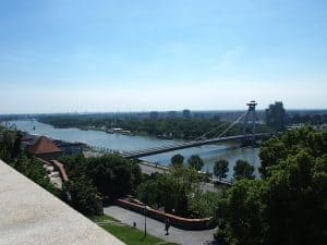 Bratislava vereint sowohl die hügeligen Ausläufer der "Kleinen Karpaten", auf denen wir hier stehen, als auch die endlose Ebene Pannoniens Richtung Süden, verbunden durch die Donau in der Mitte. Die Stadt hat rund 450.000 Einwohner bei fast gleich vielen Stadtbezirken wie Wien - ein Verwaltungsaufwand der laut Richard reduziert werden sollte.