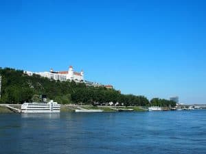 Vorbei an wunderbar romantischen Ausblicken wie diesen: Die Burg noch über der Stadt Bratislava in der Slowakei kündet von der Ankunft im Nachbarland.