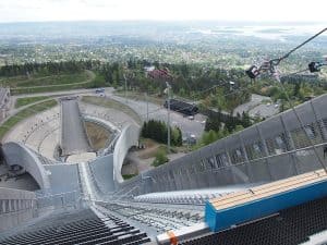 Der Blick von der Schisprungschanze Holmenkollen etwas überhalb der Stadt Oslo verrät: Atemberaubend schön ist es hier (ja, hier darf und möchte ich dies abgedroschene Wort benutzen).