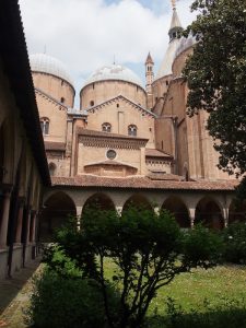 Mitten in Padua empfiehlt sich der Besuch der Basilika des heiligen San Antonio. Erkennt Ihr das "Gesicht" in der Außenfassade?
