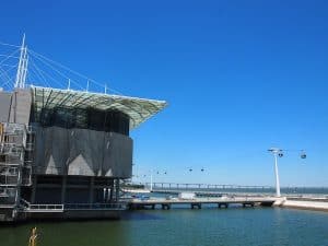 Das Oceanario liegt direkt am Expogelände von Lissabon, mit Blick auf die berühmte Flusspromenade mitsamt ihrer "Flussgondel".