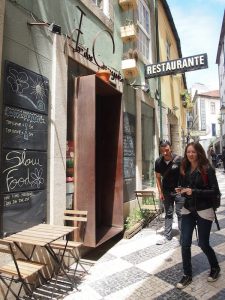 ... und werden erneut von André zu Tisch gebeten: Nach all den Häppchen heißt es Mittagessen im Slow-Food Restaurant "Flor Dos Congregados".