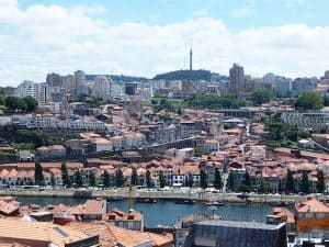 ... genießen traumhafte Ausblicke über Porto und die Portwein-Kellerein am gegenüberliegenden Ufer des Flusses Douro ...