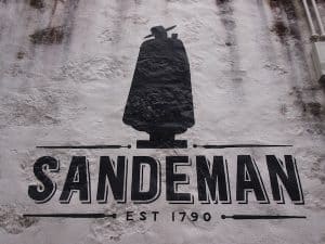 ... befinden sich die berühmten Portweinkellereien, wie die international bekannte Kellerei Sandeman.