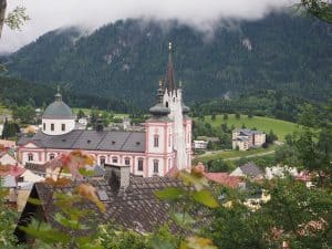 ... und als die berühmte Basilika in Mariazell endlich auftaucht, fällt alle Anstrengung von uns: Blick auf gelobtes Land, nach fast 100 Wegkilometern und 2.000 Höhenmetern Pilgerschaft ...