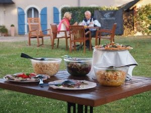Anne-Laure & Olivier haben den Abendtisch in ihrem schönen Garten für uns gedeckt ...