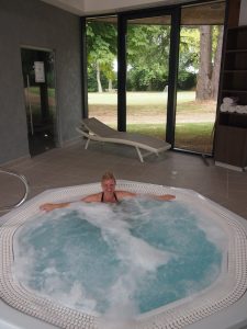Zur Entspannung lädt der moderne Spa des kleinen Château Parc Hotels ein: Monique ganz relaxed vor dem großen Abenteuer!