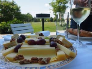 Gleich im Anschluss erwartet uns mitten im Schlosspark dieses exklusive Sommerpicknick der Gourmet-Caterer Mörwald ...