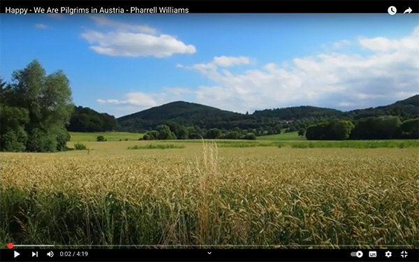 Ein Screenshot eines Youtube Videos mit dem Titel Ein Screenshot eines Youtube Videos mit dem Titel "Happy - We Are Pilgrims in Austria - Pharrell Williams"
