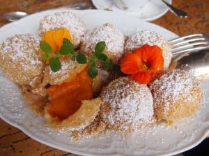 Ganz zu schweigen von diesen saftigen Marillenknödel, welche mit zu den besten zählen, die ich je gegessen habe.