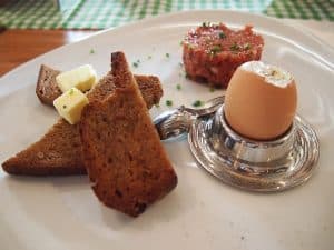 Das gutbürgerliche Restaurant Fischerhäusl in unmittelbarer Nähe lädt zum Geschmack köstlicher Speisen, wie diesem raffinierten Tatar als Vorspeise ein.