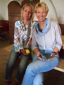 Auch Anja Wendling (Rheinland Pfalz Tourismus) treffe ich hier beim CastleCamp Kaprun zusammen mit Katja Wegener (endlich) persönlich: Anja ist was Blogger Relations angeht ebenfalls schon sehr fit, schnell finden wir dieselbe Sprache und besprechen erste Ideen gemeinsam.