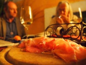 Im Anschluss an die erste Verkostung auf ihrem Weingut nimmt uns Erika mit auf Schloss Gamlitz, wo wir ihre Freunde treffen sowie diesen ausgezeichneten Vulcano-Schinken verkosten, über dessen Manufaktur ich bereits berichtet habe (sehr empfehlenswert!)