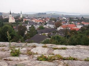 Die Erkundung von Burg Bernstein gibt den Blick auf den gleichnamigen Ort Bernstein frei, welche zugleich eine der höchsten Erhebungen des Südburgenlandes bildet.