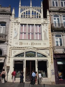 In der Stadt selbst lohnt ein Besuch eines der weiteren Wahrzeichens von Porto: Der berühmten Stadtbibliothek Lello, in der sich schon mal J.K.Rowling für ihre berühmten Harry-Potter-Romane inspiriert haben soll.!