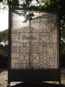 "Porto e Punto" - die aktuelle Werbekampagne der Stadt Porto als Plakat im Stadtpark.