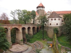 Unser erster Blick auf Burg Schlaining lässt ihre wechselvolle, von Krieg & Frieden geprägte Geschichte vor unserem inneren Auge auferstehen ...