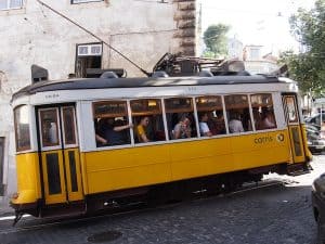 Abenteuer & Vergnügen pur: Die Linie 28 ruckelt noch heute als historische Tram durch die Straßen und Hügel von Lissabon!