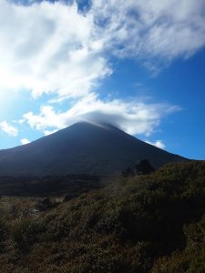 Wenig später sehen wir den spirituellen Bruder, genannt Mount Ngaurahoe oder besser bekannt als "Schicksalsberg" aus Herr der Ringe, aus den Wolken auftauchen. ...