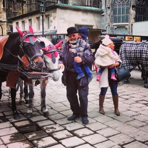Kein Schmäh (Scherz): Wiener Fiaker kleiden ihre Pferde mit rosa Ohrenhäubchen ein.