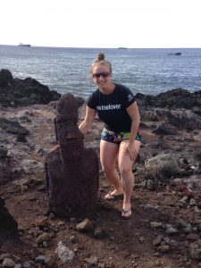 ... a Moai on the beach ! This and many more cultural discoveries left me virtually no time for exploring the island running ... but again, the Island's capital ah, village city, has numerous seaside roads and trails suitable for jogging.