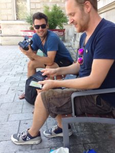 Thomas erklärt mir und meinem Freund Greg die richtige Handhabung der Polaroid-Kamera ...
