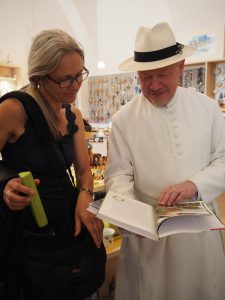 Kräuterpfarrer Pater Benedikt Felsinger lädt uns im Stift Geras spontan zu einer kurzen Buchvorstellung seiner eigens verfassten Werke ein - inklusive darauffolgender Sektverkostung.!