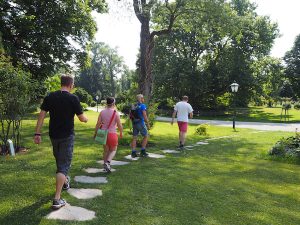 Los geht die kleine Wanderrunde am Vormittag direkt vom Hotel Schloss Weikersdorf aus ...