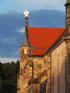 Die Stiftskirche von Stift Zwettl schließlich ziert dieses wunderhübsche Goldadler-Symbol, kräftig leuchtend im Licht der untergehenden Sonne ...