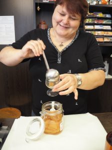 Den Auftakt zum genussvollen Empfang in Krems bietet in standesgemäßer Tradition … ein Verkostung der typischen, "b'soffenen Marillen" ..!