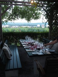 Abends lockt die Tafel in der Laube des Restaurants mit einem sagenhaften Blick über ganz Krems ...